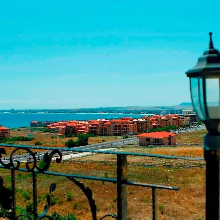 Golden Eye فندق 4*